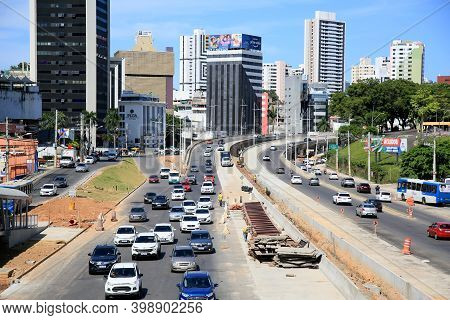 Salvador, Bahia, Brazil - December 9, 2020: Construction Of A Public Road On Avenida Acm And Adaptat