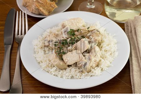 Курицы с шампиньонами, Sceams и отварным рисом и бокал вина