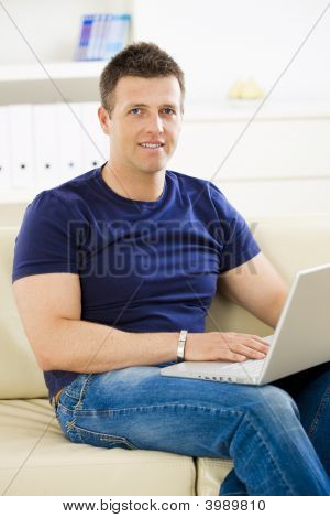 Mann mit Laptop-computer