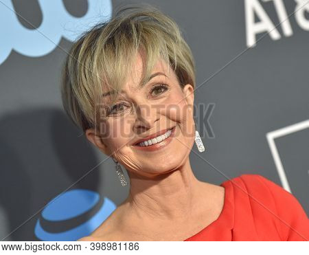 LOS ANGELES - JAN 13:  Annie Potts {Object} arrives for â24th Annual Critics' Choice Awards on January 13, 2019 0 in Santa Monica, CA                