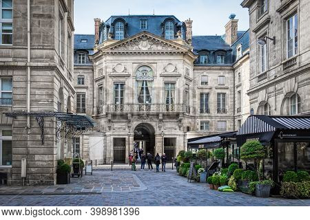 Paris, France, Fev 2020, View Of The Bistro Valois A Restaurant At Place Valois