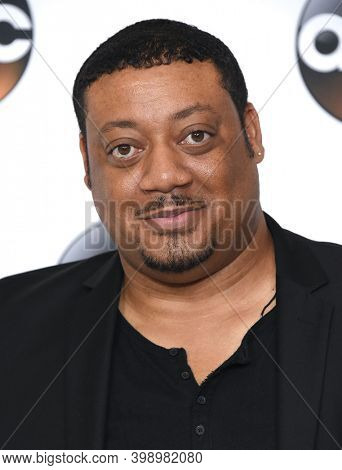 LOS ANGELES - AUG 06:  Cedric Yarbrough arrives for  Disney ABC TCA Summer Press Tour 2017 on August 6, 2017 in Beverly Hills, CA                