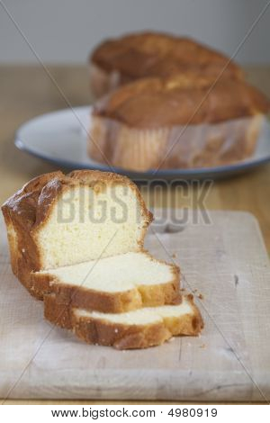 カッティング ボード上のパウンド ケーキ