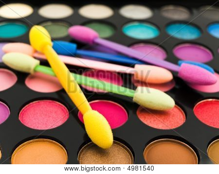 Sombras de ojos multicolor y cosméticos cepillo