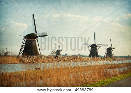 Réseau des moulins de Kinderdijk-Elshout, Pays-Bas. Photo dans un style rétro. texture du papier supplémentaire