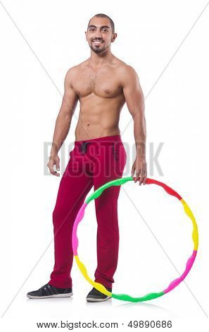 Mann Excecises mit Hula hoop reifen