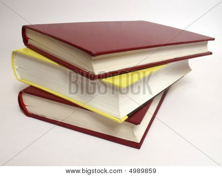 Trois livres fermés