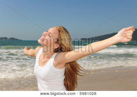 在海滩上的美丽女人