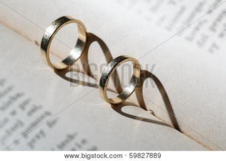 Gold wedding rings