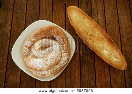 Snídaně s Toast se sýrem a Ensaimada pečivo