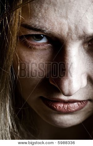 ปิดบนโกรธร้ายอารมณ์เสียหน้าน่ากลัว