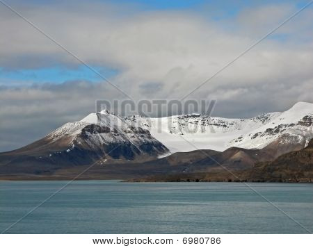 Montagne coperte di neve di Spitsbergen