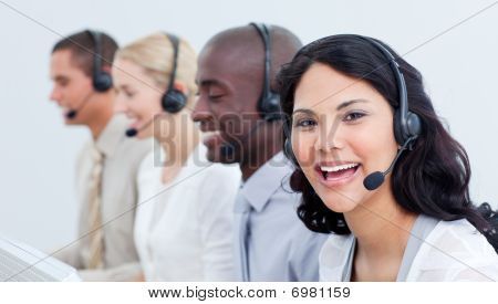 eine diverse Business Team am Headset sprechen