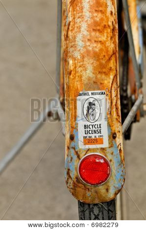 alte Fahrrad mit rostigen Fender und Ständer