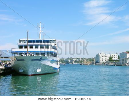Kreuzfahrtschiff im Hafen von Sewastopol