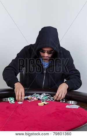 Poker Player Rakes In Chips And Starts To Stack Them