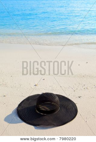 schwarz Millinery von Sun Ays auf Sand vor Ozean