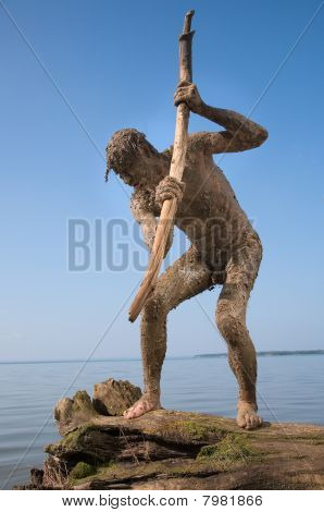 Primeval mand fanger en fisk