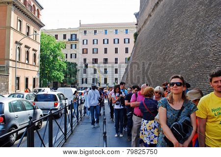 Long Line To Vatican Museum On May 30, 2014