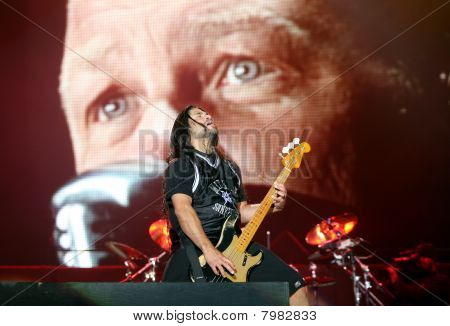 Bassguitarist der US-amerikanischen Metal-Band metallica