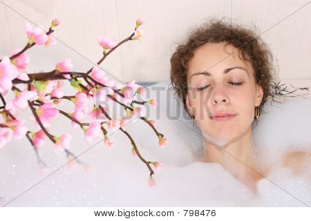 fille dans la baignoire avec branche
