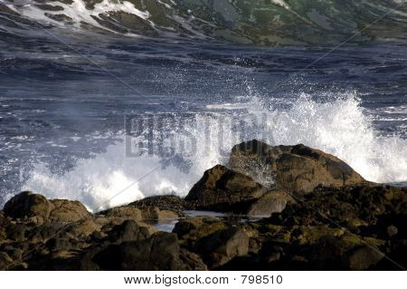 As ondas a bater contra rochas na costa do oregon