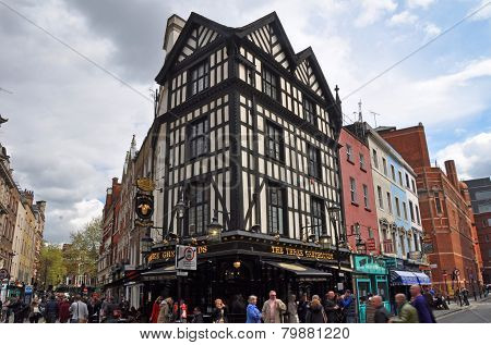 Popular English Pub In London's West End