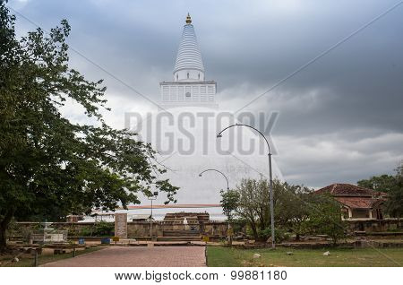The rear of the Rankoth Vehera, largest Buddhist stupa