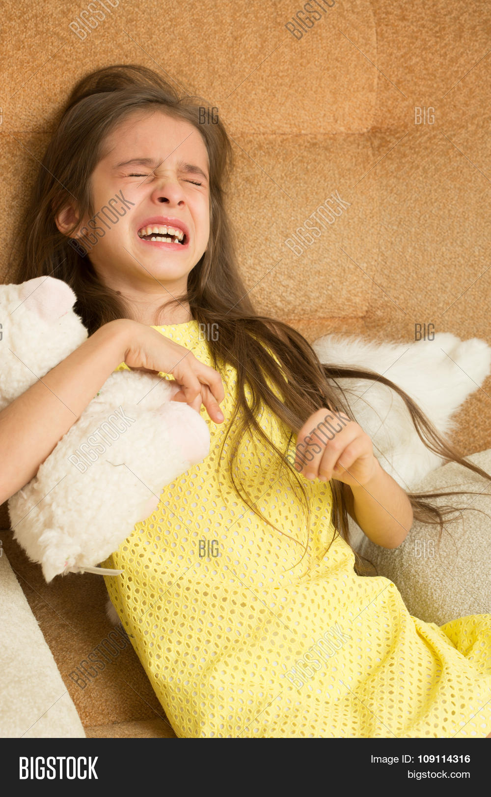 девочка плачет фото. громкий плач. девочка кричит визит. девушка ревет. девочка подросток плачет.