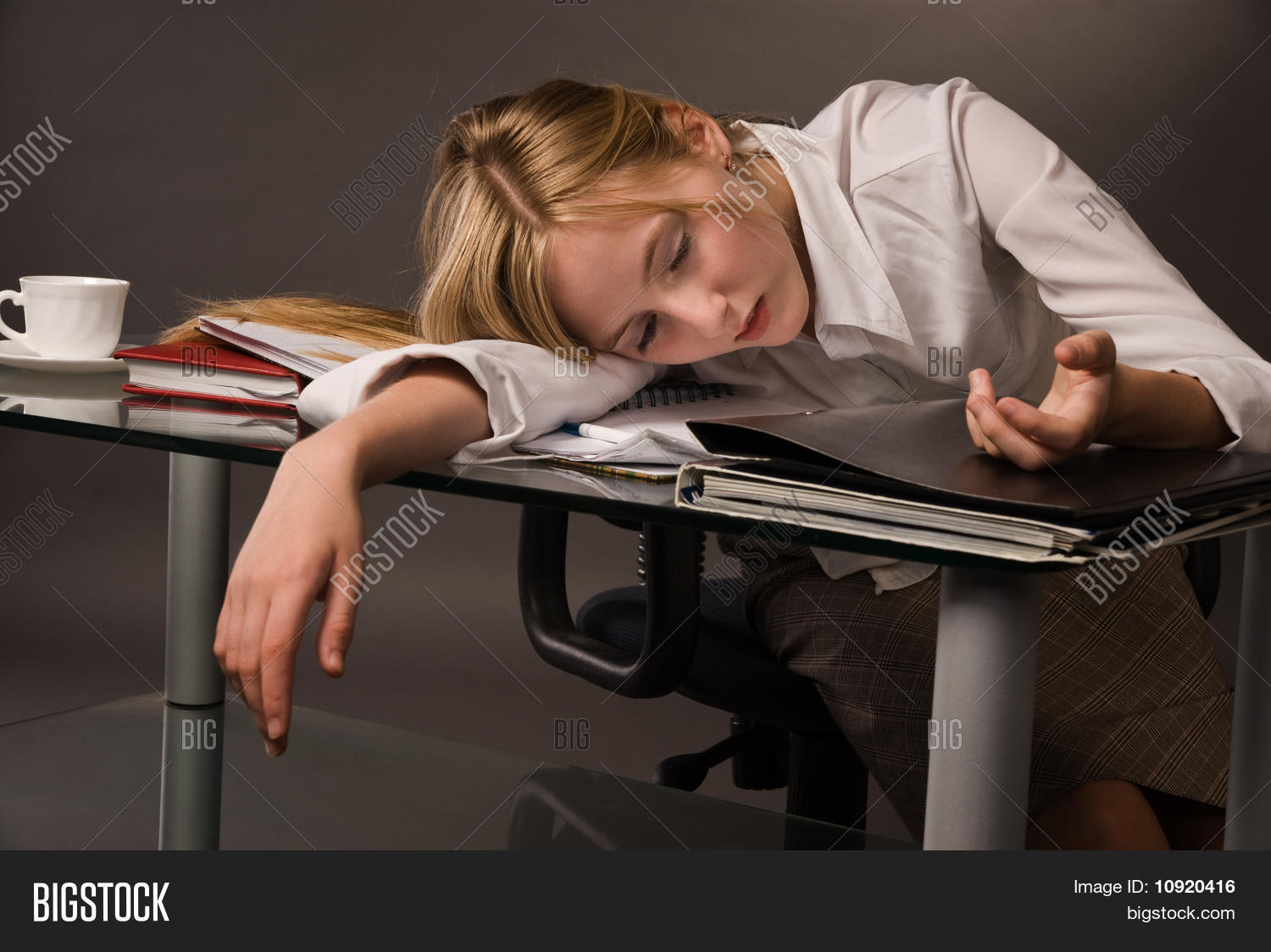 женщина валяется на полу. безжизненная студентка на полу. мертвая женщина в офисе. девушка лежит без сознания. безжизненные тела.