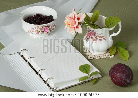 Jar and Bowl Of Fine Bone China. Traditional English Style. Blan