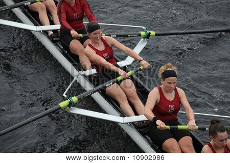 Бостон - 24 октября: Бэйтс колледжа женщин экипажа конкурирует в голову Чарльз регата на Окт