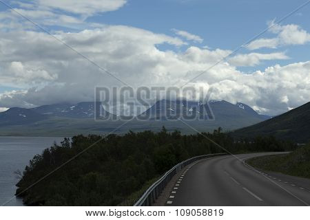Road to Lapporten in the summer