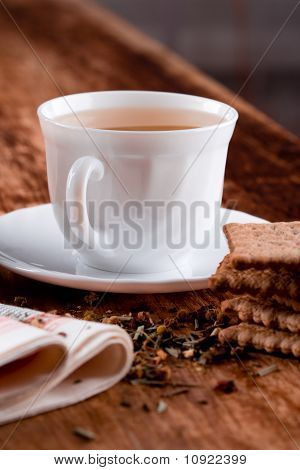 Filiżankę herbaty ziołowe i niektóre świeże ciasteczka