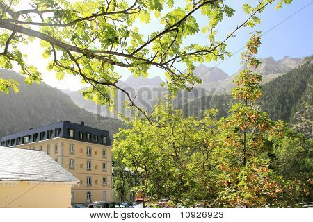 Paisaje del balneario de Panticosa y edificios