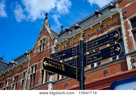 Vägmärken i Amsterdam centralstationen, Holland