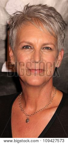 LOS ANGELES - AUG 13:  Jamie Lee Curtis at the HFPA Hosts Annual Grants Banquet - Arrivals at the Beverly Wilshire Hotel on August 13, 2015 in Beverly Hills, CA