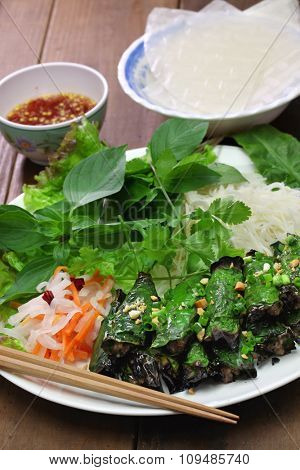 grilled minced beef wrapped in betel leaf, vietnamese cuisine, thit bo nuong la lot