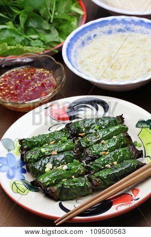 grilled minced beef wrapped in betel leaf, vietnamese cuisine, thit bo nuong la lot