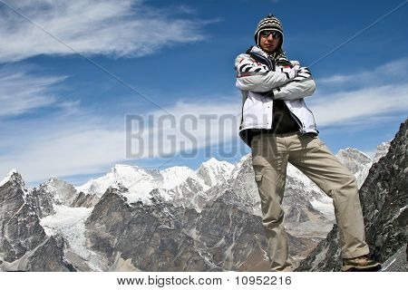 Climber stehend auf der Oberseite des Kongma la pass