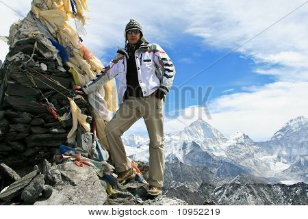 Bergsteiger stehen auf die Oberseite des Kongma-la-pass