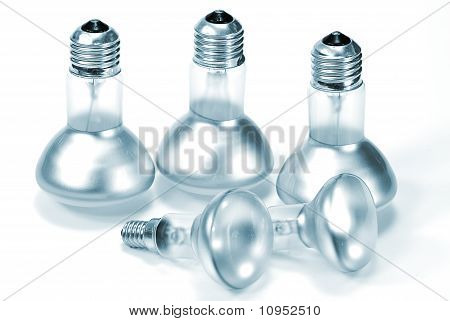 Una lampadina su sfondo bianco