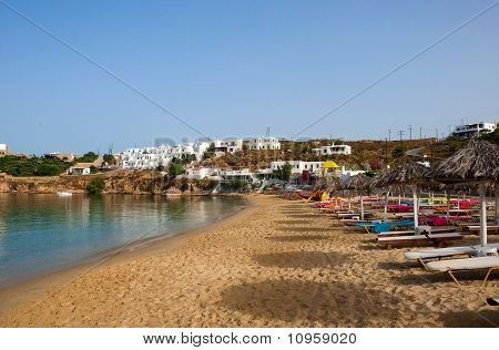 Sandy Beach sull'isola di Mykonos con ombrelloni e lettini di colore