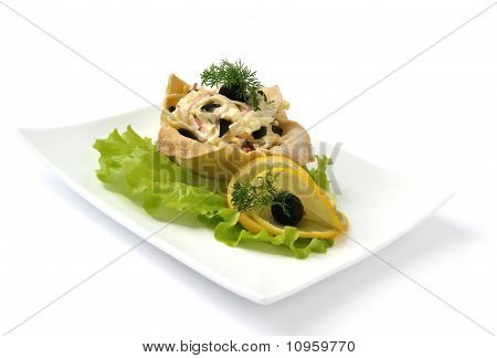 Salada com carne de caranguejo em uma cesta