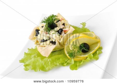 Salada com carne de caranguejo em uma cesta