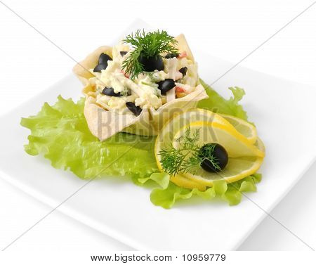 Salada com carne de caranguejo em uma cesta