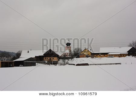 kleines Dorf im winter