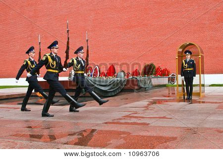 Moskova, Rusya - Haziran 7: Değişim Muhafızlar, 7 Haziran 2010 tarihinde Moskova'da Eternal Flame yazı.