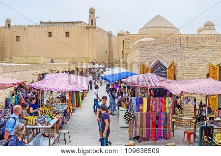 The Crowded Market