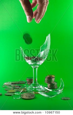 Glasscherben und Münze
